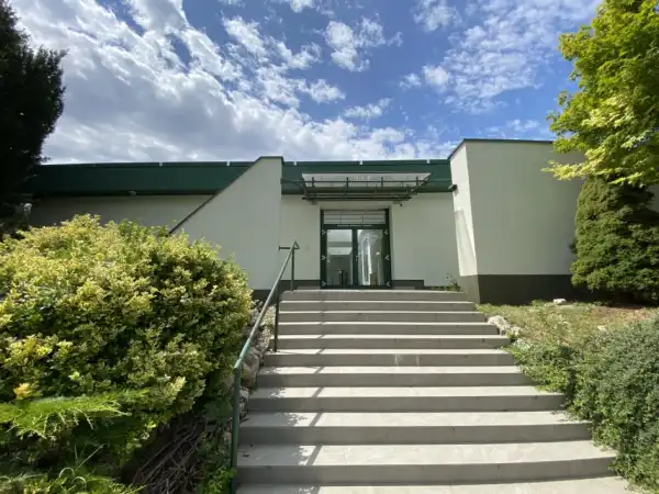 Eladó újszerű raktár, Etyek 1050 m² 229 M Ft