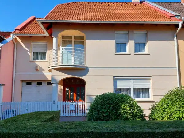 Eladó újszerű sorház, Balmazújváros 5 szoba 199 m² 94.8 M Ft
