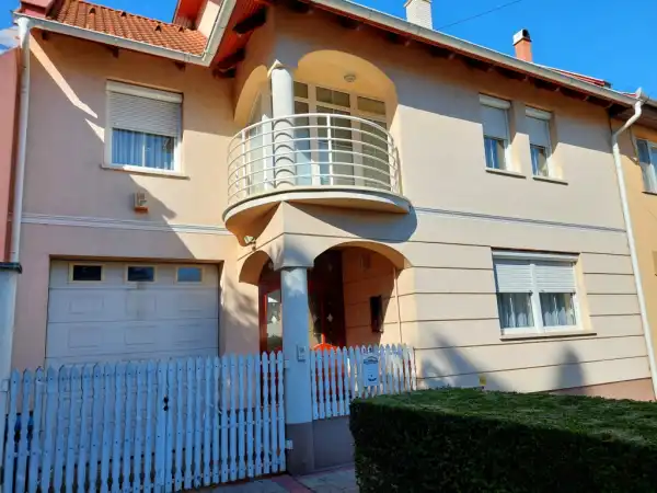 Eladó újszerű sorház, Balmazújváros 5 szoba 199 m² 94.8 M Ft