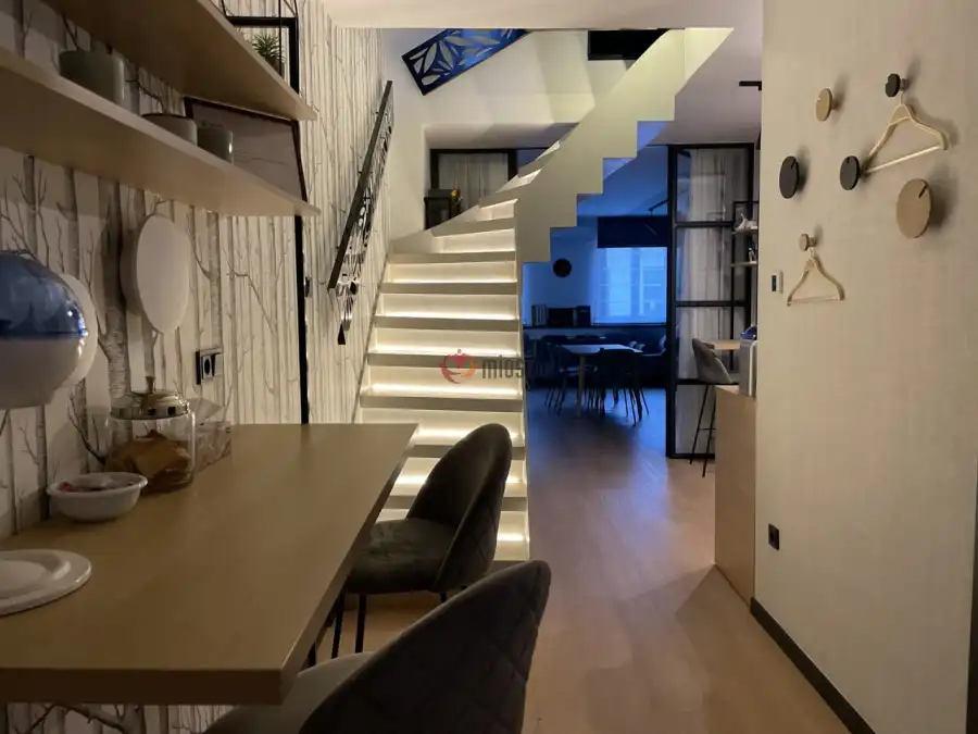 eladó újszerű téglalakás, Budapest, VI. kerület