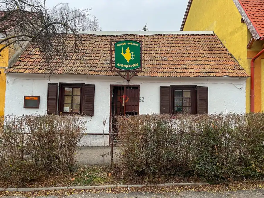 eladó üzlet, Tata