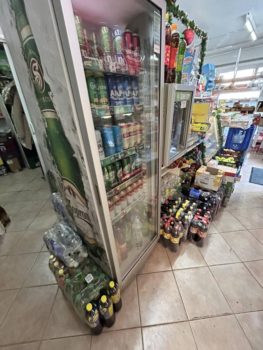 eladó üzlethelyiség utcai bejáratos, Budapest, IV. kerület