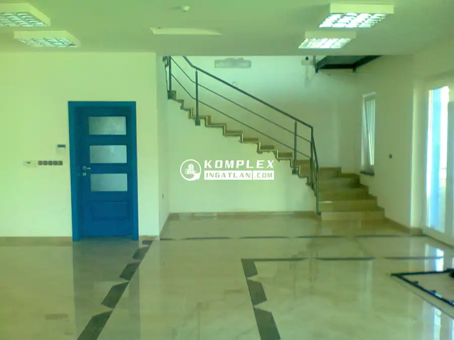 eladó üzlethelyiség utcai bejáratos, Mosonmagyaróvár