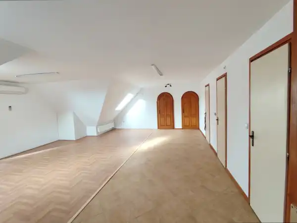 Kiadó iroda, Veszprém 4 szoba 150 m² 280 E Ft/hó