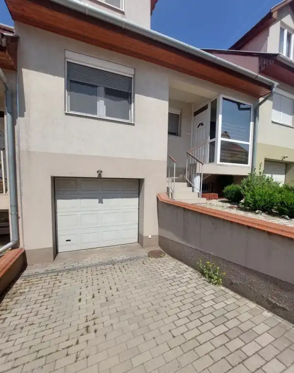 Kiadó sorház, Dunaújváros 3 szoba 200 m² 560 E Ft/hó