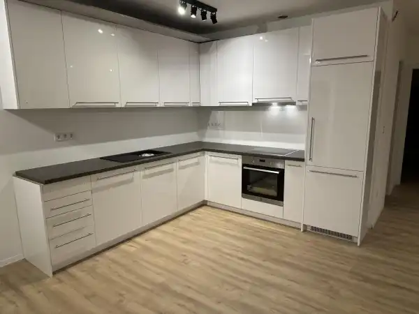 Kiadó újszerű téglalakás, Tata 3 szoba 78 m² 300 E Ft/hó