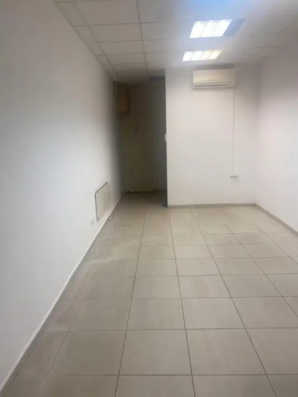 Kiadó üzlet, Komárom 28 m² 150 E Ft/hó