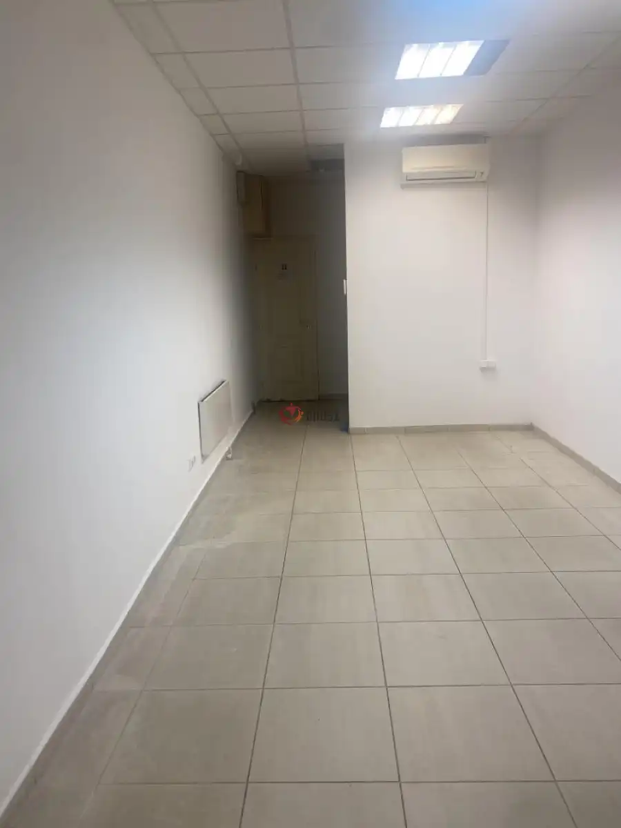 kiadó üzlet, Komárom