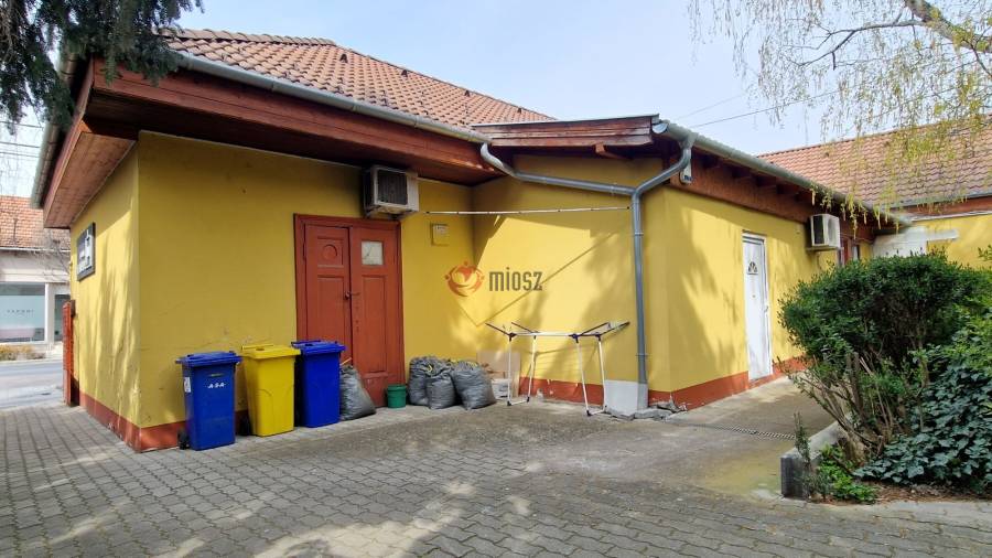 kiadó üzlethelyiség utcai bejáratos, Dunaharaszti