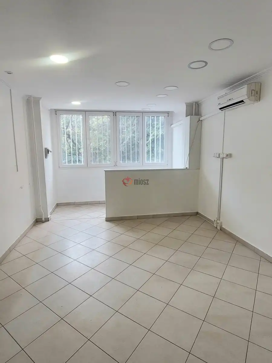 kiadó üzlethelyiség utcai bejáratos, Dunaújváros