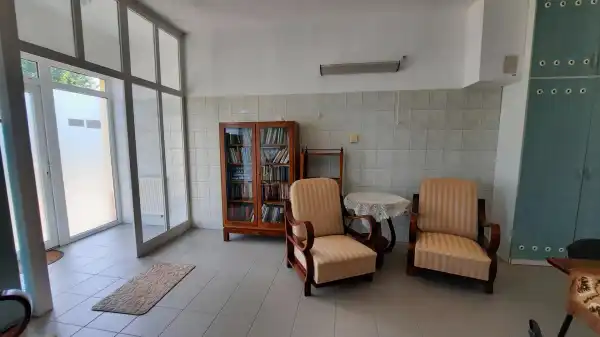 Eladó újszerű üzlethelyiség utcai bejáratos, Nyíregyháza 3 szoba 75 m² 37 M Ft