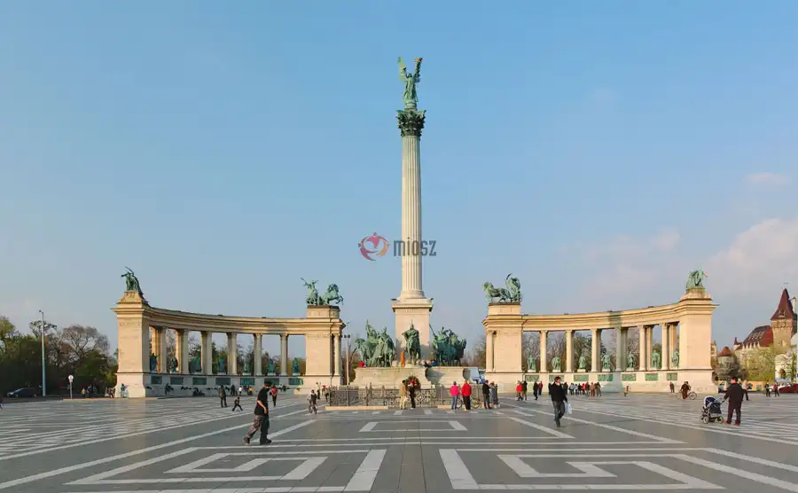 eladó üzlethelyiség udvarban, Budapest, VI. kerület