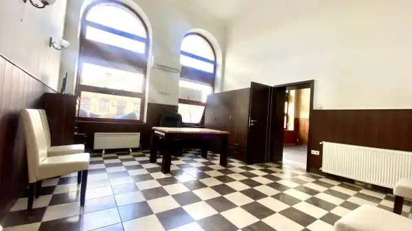 Eladó üzlethelyiség utcai bejáratos, Budapest, VIII. kerület 2+2 szoba 162 m² 71 M Ft