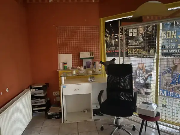 Eladó üzlethelyiség utcai bejáratos, Dunaújváros 1+1 szoba 33 m² 8.9 M Ft