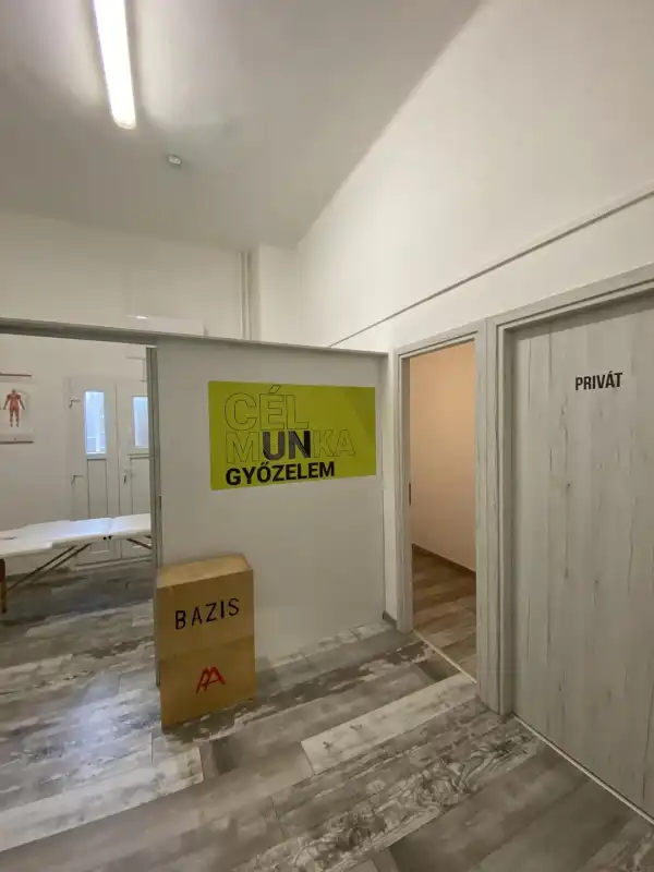 Eladó üzlethelyiség utcai bejáratos, Dunaújváros 3 szoba 74 m² 29 M Ft