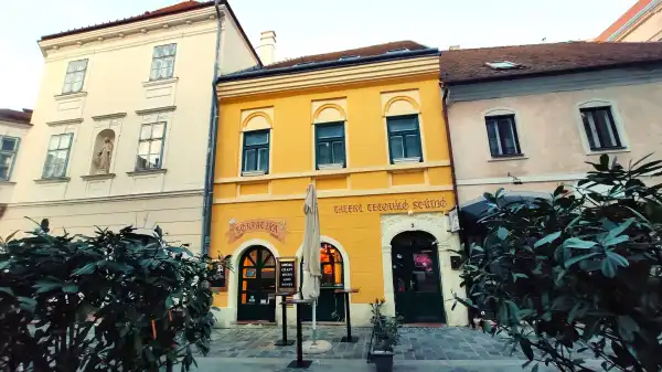 Eladó üzlethelyiség utcai bejáratos, Győr 6+1 szoba 441 m² 358 M Ft