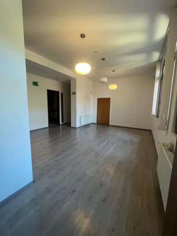 Kiadó iroda, Budapest, XIV. kerület 8 szoba 220 m² 624 E Ft/hó